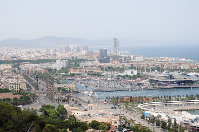 Die Aussicht über den weitläufigen Hafen Barcelonas