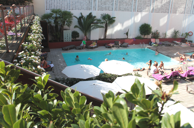 Einladender Poolbereich im Hotel Plaza Paris 