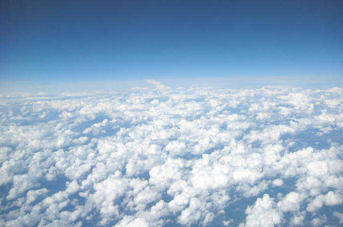 wolkige Aussicht aus dem Flugzeug