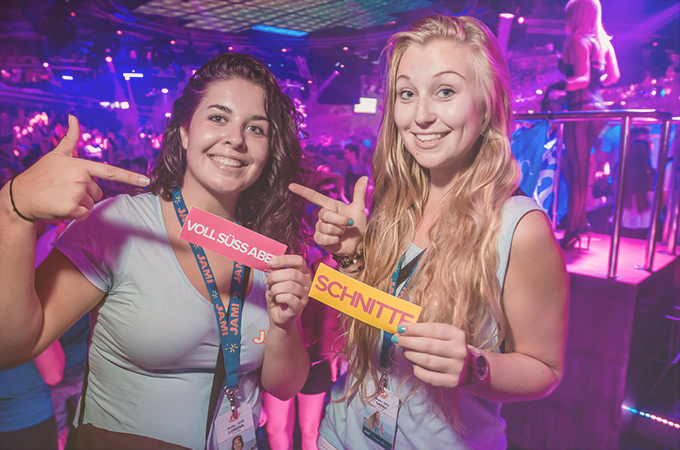 Zwei Girls vom #TeamBabyblau mit den coolen Stickern 
