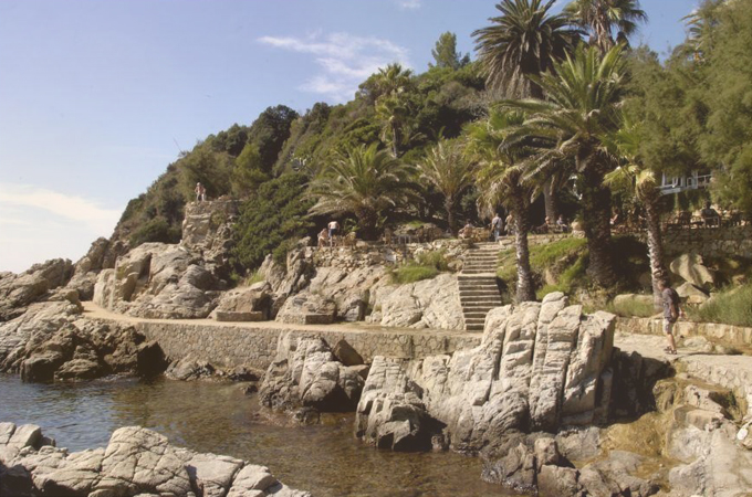 Felsige Steilansicht der Bucht Cala Banys