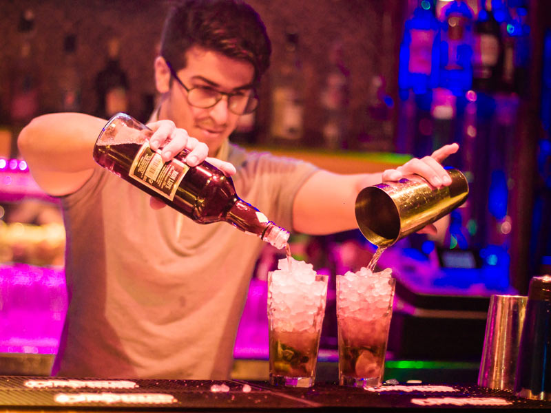 Barkeeper mixt Cocktails in der Mauibar